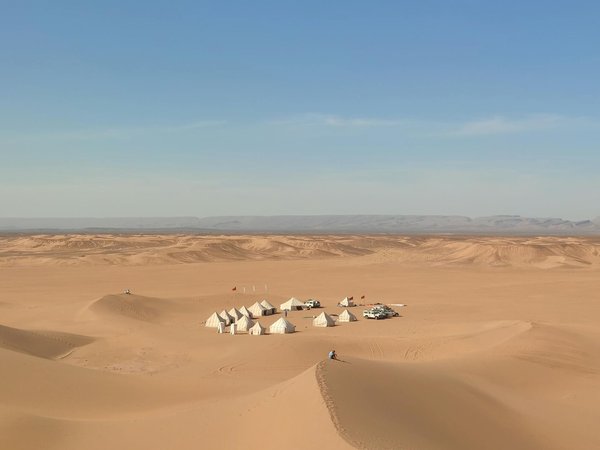 Quelles sont les meilleures pratiques pour camper dans les dunes du désert du Sahara?