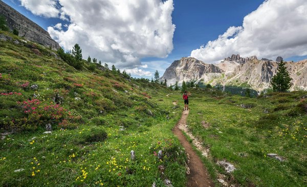 Quels sont les meilleurs itinéraires pour une randonnée à travers les Dolomites, Italie ?